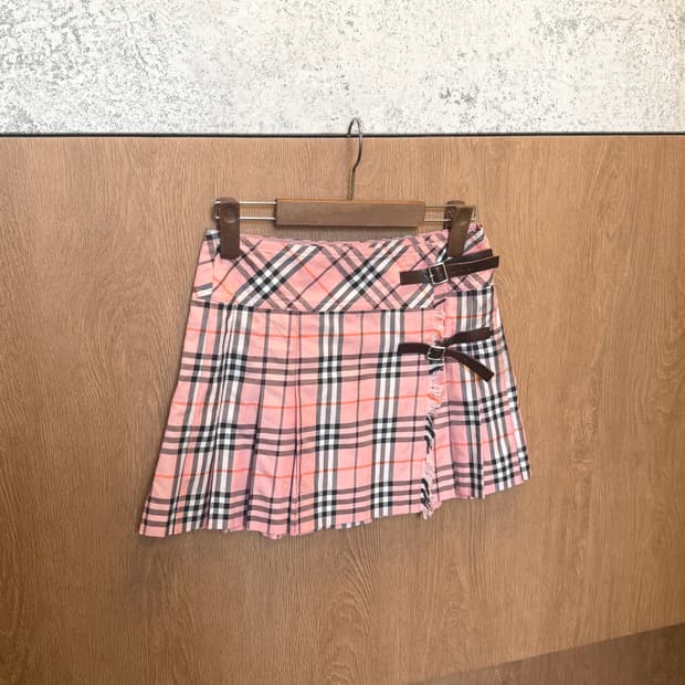 버버리 블루라벨 체크 플리츠 미니 스커트 레더 버클 스트랩 디테일 핑크