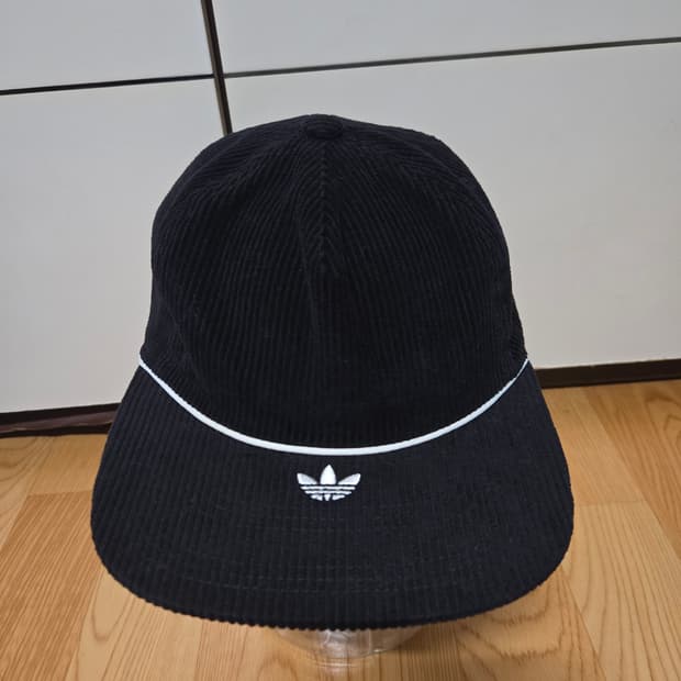 아디다스 블랙 코듀로이 캠프캡