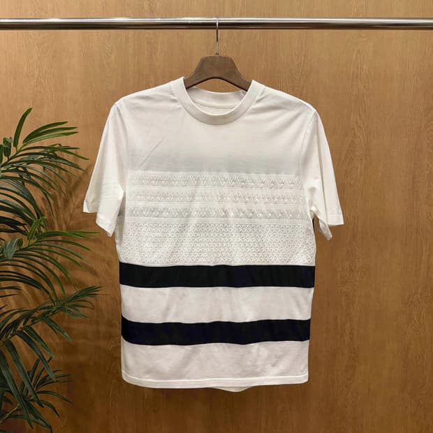 시스템 반팔 티셔츠 자카드 패턴 네이비 배색 스트라이프 디테일 화이트
