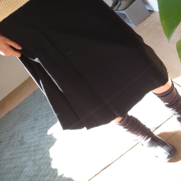 black pleats skirt