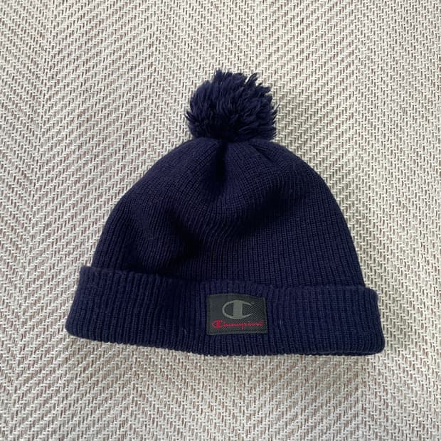챔피온 로고 패치 폼폼 니트 비니 J03599