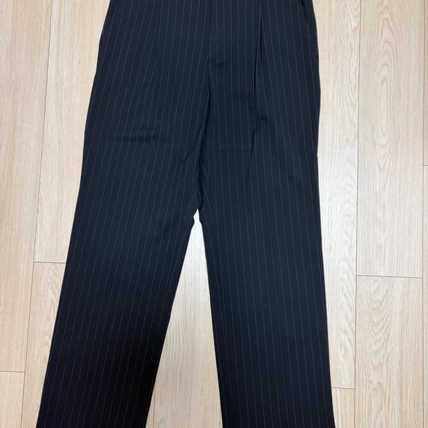 무신사 스탠다드 와이드핏 스트라이프 슬랙스