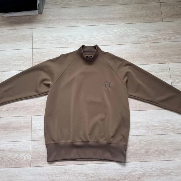 니들스 브라운 트레이너