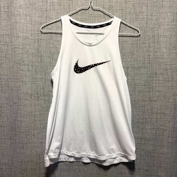 나이키 드라이핏 민소매 탱크탑 스우시 패턴 