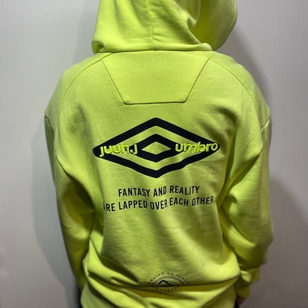 엄브로 X Juun.J 형광 후드티