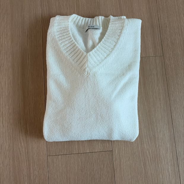 르에떼 스웨이 부클 니트 (화이트)