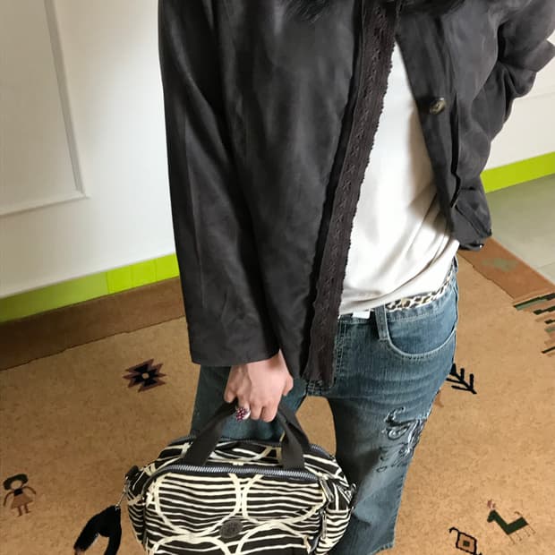 브라운 자켓+레이스 목폴라+자수데님 코디셋. 차분한 무드