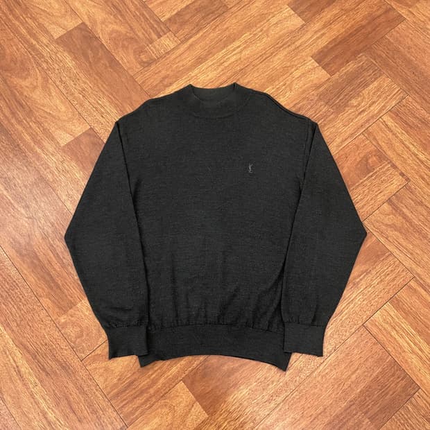 입생로랑 차콜 터틀넥 니트