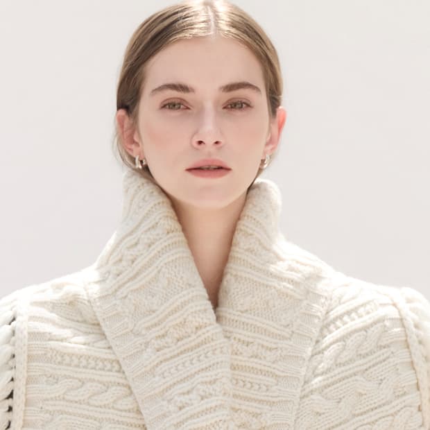 에브모우 울 100 케이블 프린지 니트 케이프 새상품