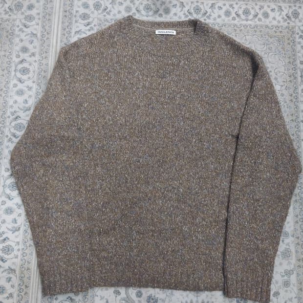 인사일런스 브라운 라운드넥 니트