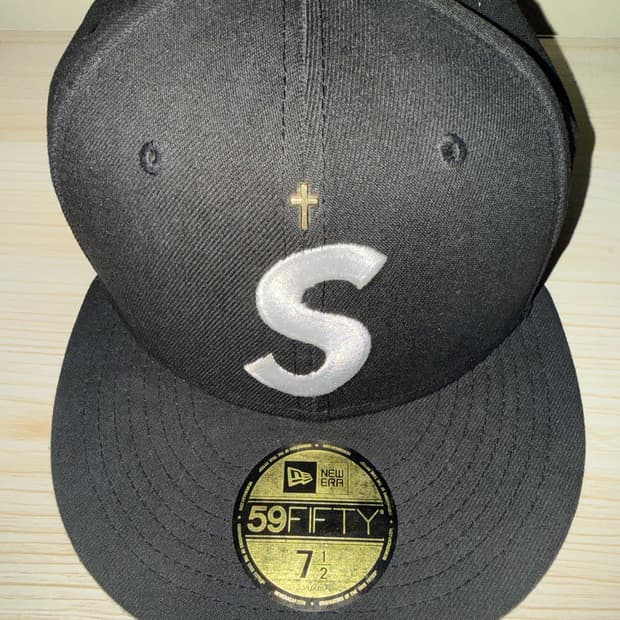 슈프림 골드 크로스 S 로고 뉴에라 블랙 - 24SS