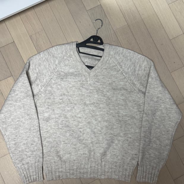 아이보리 브이넥 니트