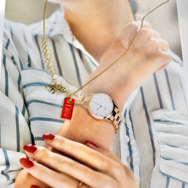 디올 레드 플레이트 바 목걸이