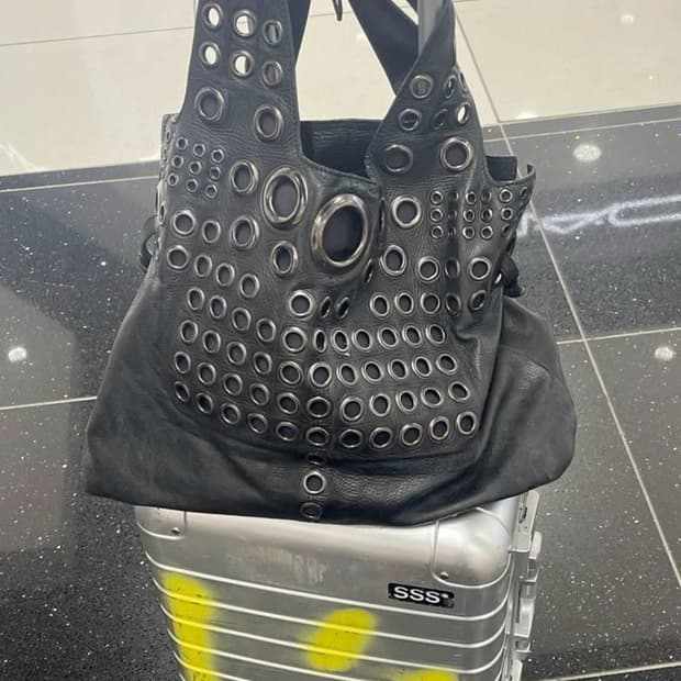 지방시 아일렛 스터드 백