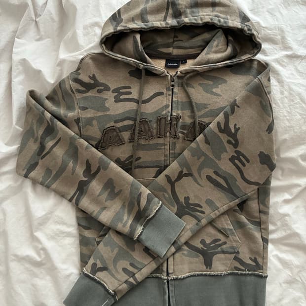 아캄 Contrast Logo Zip-Up Hoodie (Khaki) 