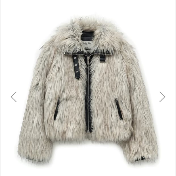 마뗑킴 NECK BUCKLE CROP FUR JUMPER IN IVORY