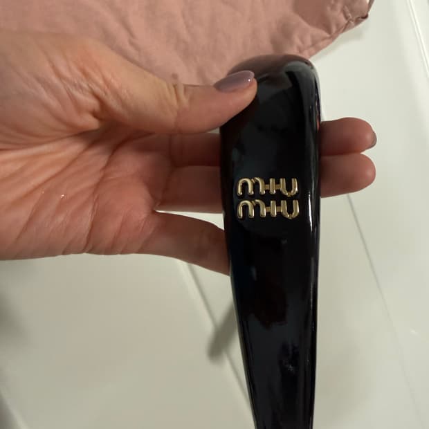 페이턴트 가죽 헤드밴드 미우미우(정품)