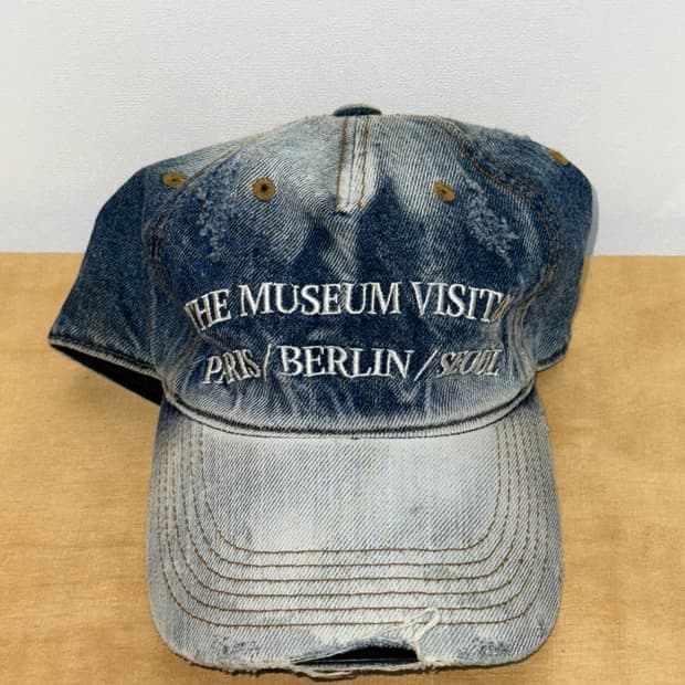 더뮤지엄비지터 워싱 데님 볼캡 (WHITE BLUE)