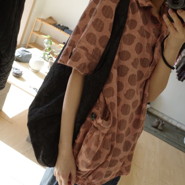 도트 단추 블라우스