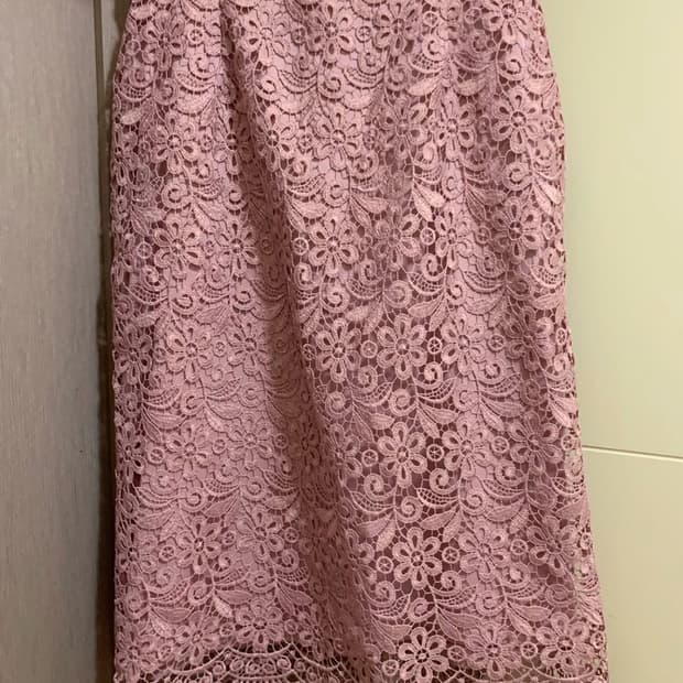 유니클로 로즈 플라워 레이스 미디 스커트