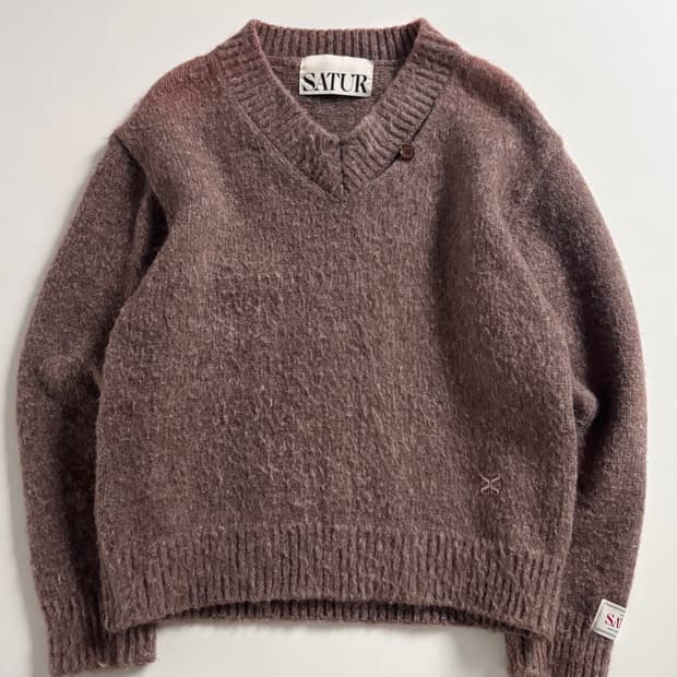 SATUR 새터 에센 모헤어 브이넥 니트