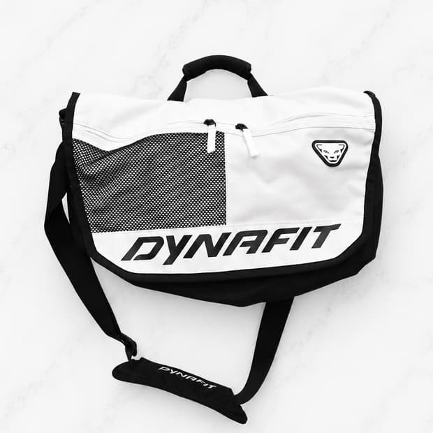 DYNAFIT 다이나핏 메신저백 가방!~ 화이트&블랙! 수납공간 굿~