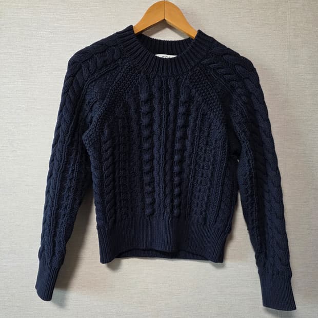 COS 코스 네이비 케이블 니트