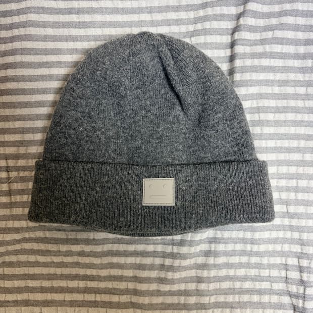 아크네 비니 다크그레이