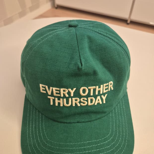 Every other thursday 스냅백 모자 