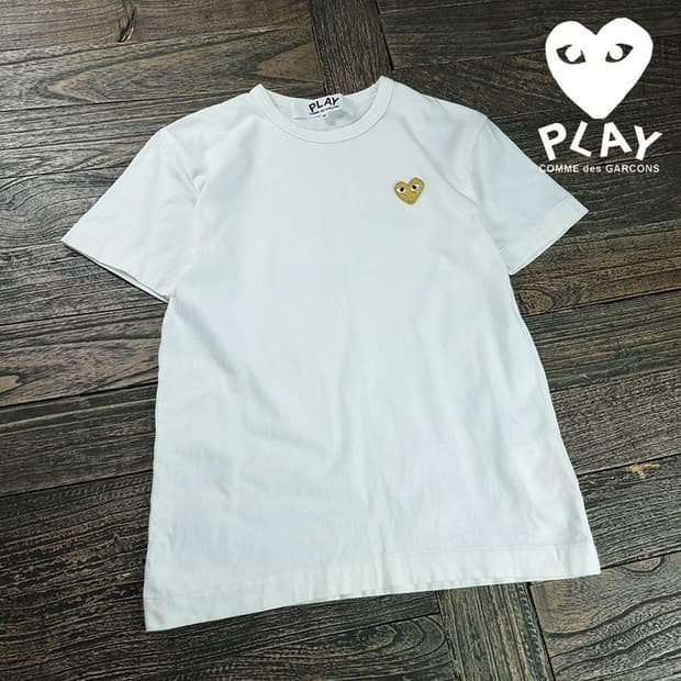 [꼼데가르송] 골드 와펜 하트 로고 반팔티 화이트 P01633