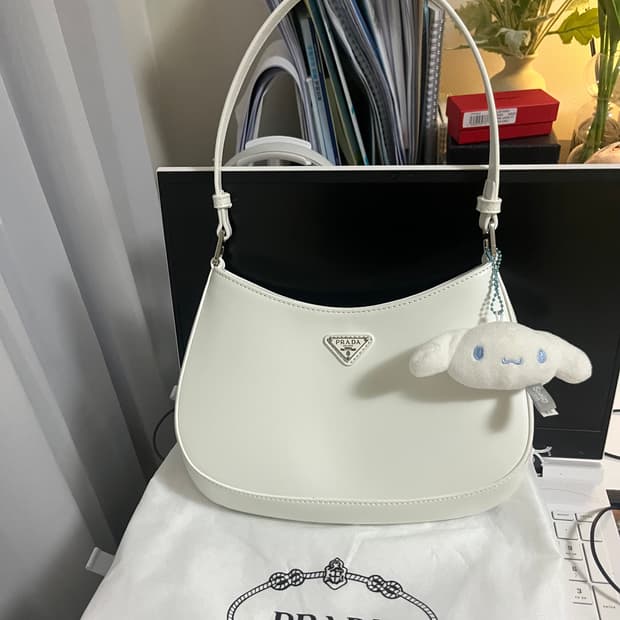 프라다 클레오 화이트 숄더백 스몰