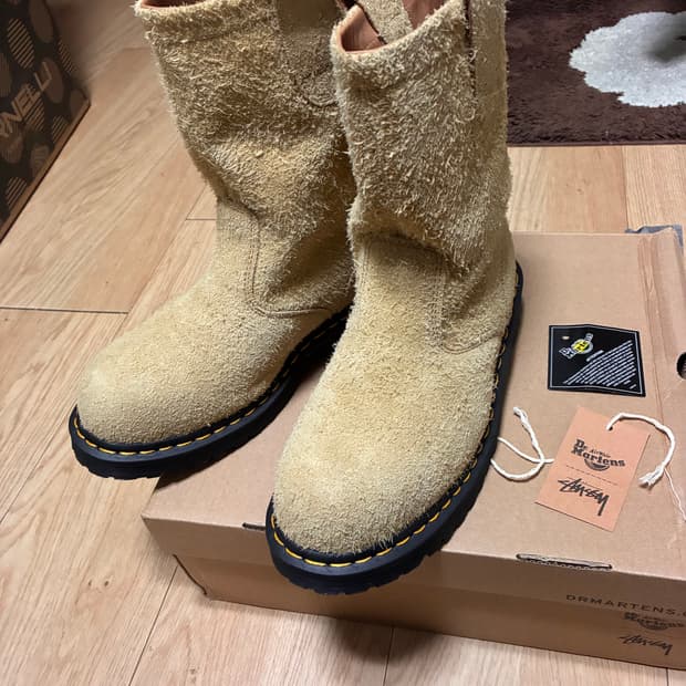 닥터마틴x스투시 데콘 스웨이드 엔지니어부츠