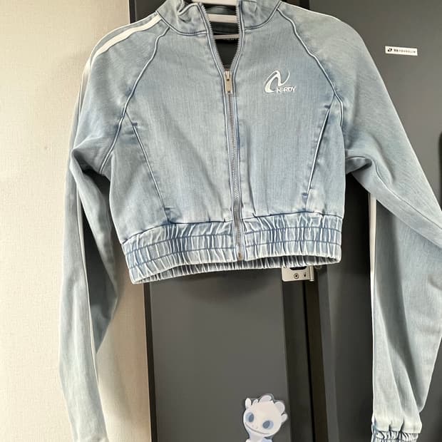 새상품) 널디 데님 크롭 트랙탑 XS L