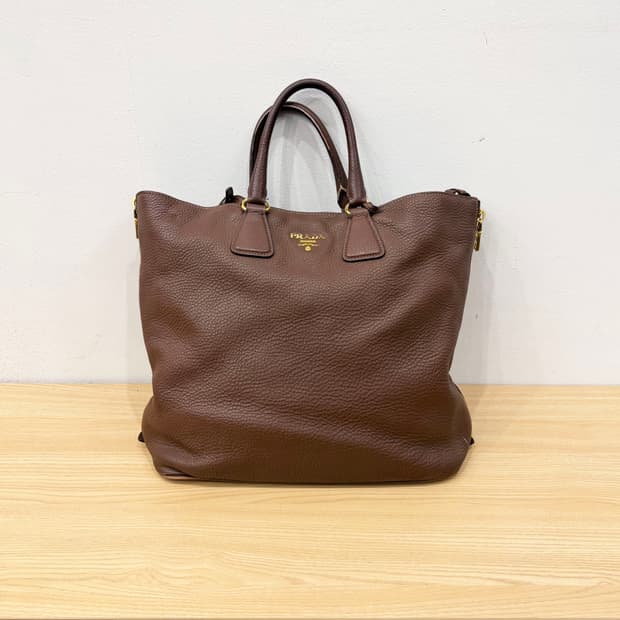 프라다 레더 토트백 골드 로고 더블 핸들 사이드 지퍼 디테일 브라운