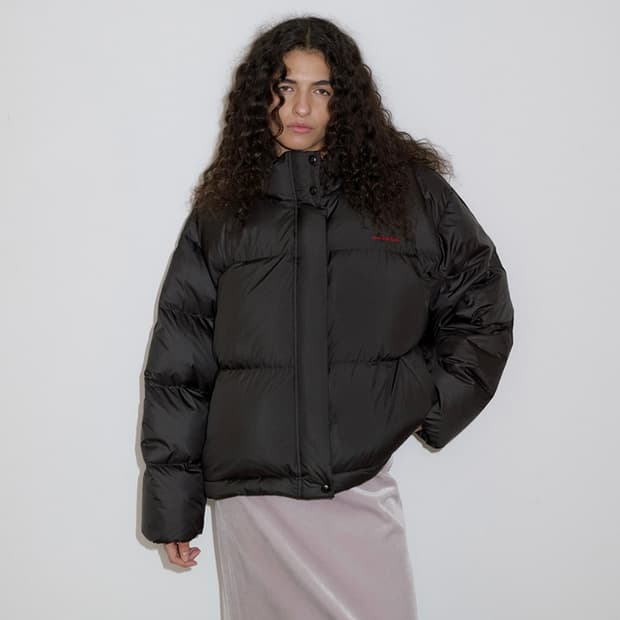 오버듀플레어 글로시 다운 패딩 블랙