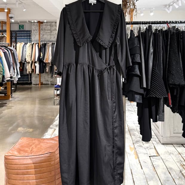 가니 블랙 프릴 카라 랩 롱 원피스