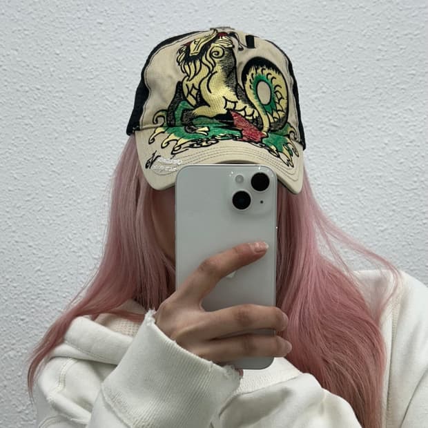 에드하디 y2k 타투 자수 베이지 메쉬캡