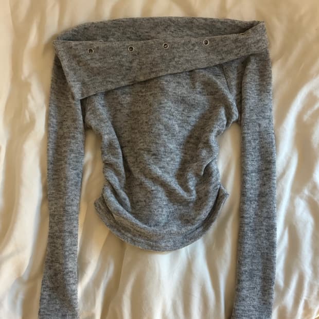 🕯️ y2k 오프숄더 버튼 디테일 니트탑