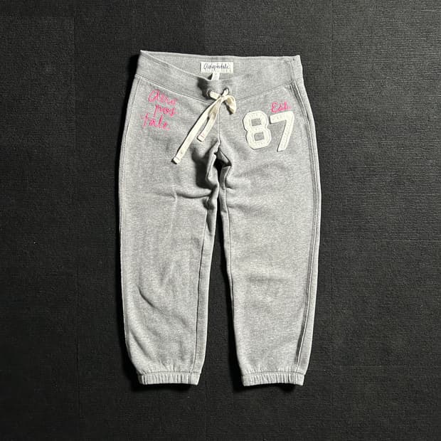 에어로포스테일 그레이 패치로고 7부 팬츠