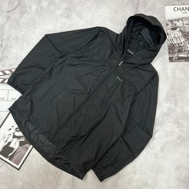 파타고니아 로고 바람막이 자켓 블랙