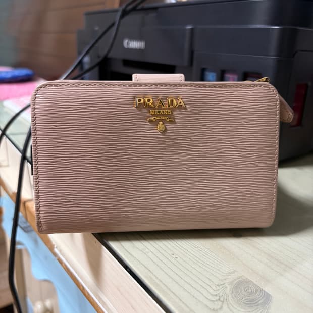 프라다 사피아노 레더 중지갑 파우더 핑크