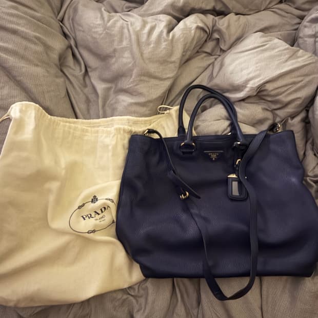 프라다 네이비 레더 토트백