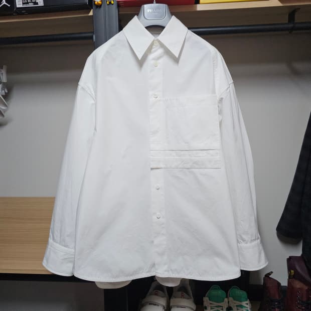 우영미 화이트 세련된디자인 남성 오버사이즈셔츠 100