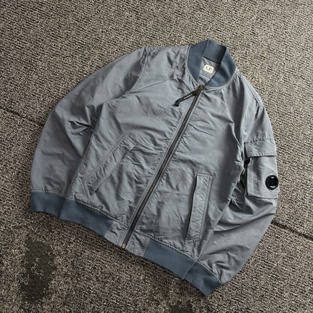 CP컴퍼니 MA-1 D.D 쉘 렌즈와펜 나일론 봄버 자켓 3462