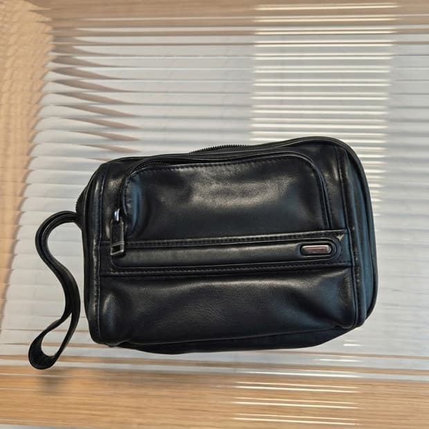 TUMI(투미)의 레더 클러치(세컨드백)