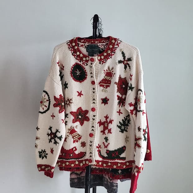 🎄크리스마스 트리 오너먼트가 가득한 베이지 니트🎄