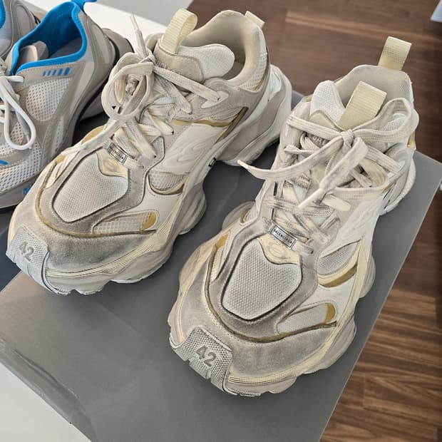 발렌시아가 카고 스니커즈 에그쉘 42