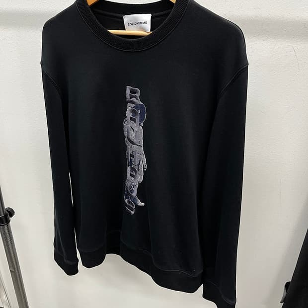 105) 솔리드옴므 백로고 맨투맨 