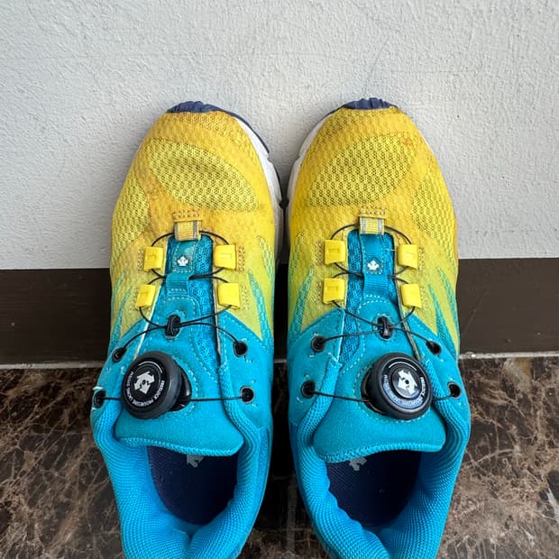 데상트 시스템 운동화 230 (옐로우/블루)