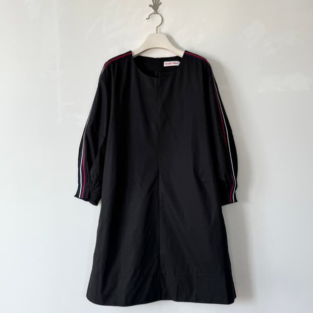 See By Chloé 씨바이끌로에 배색 라인 원피스